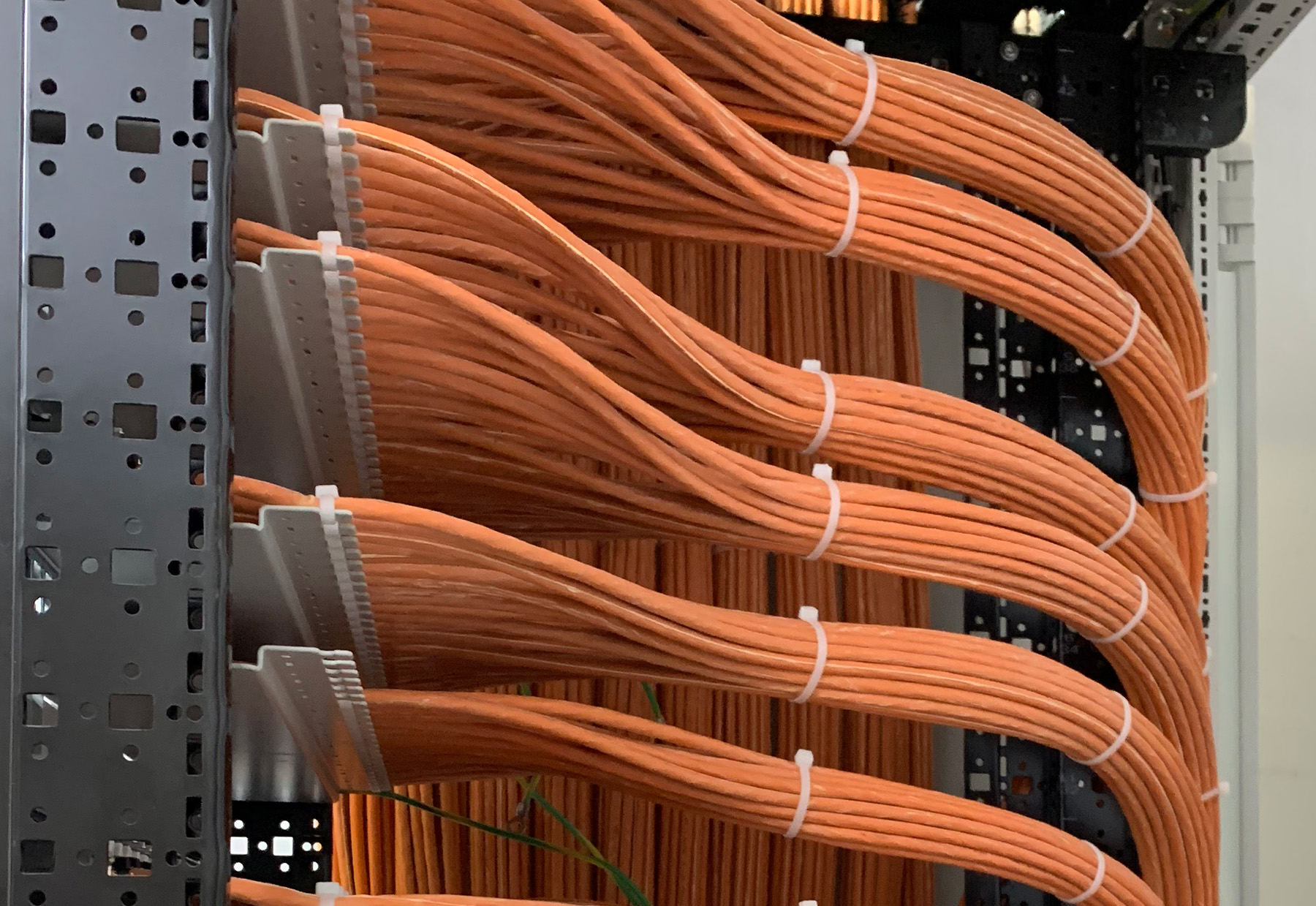 Foto von einer Elektroinstallation mit sehr vielen Kabeln
