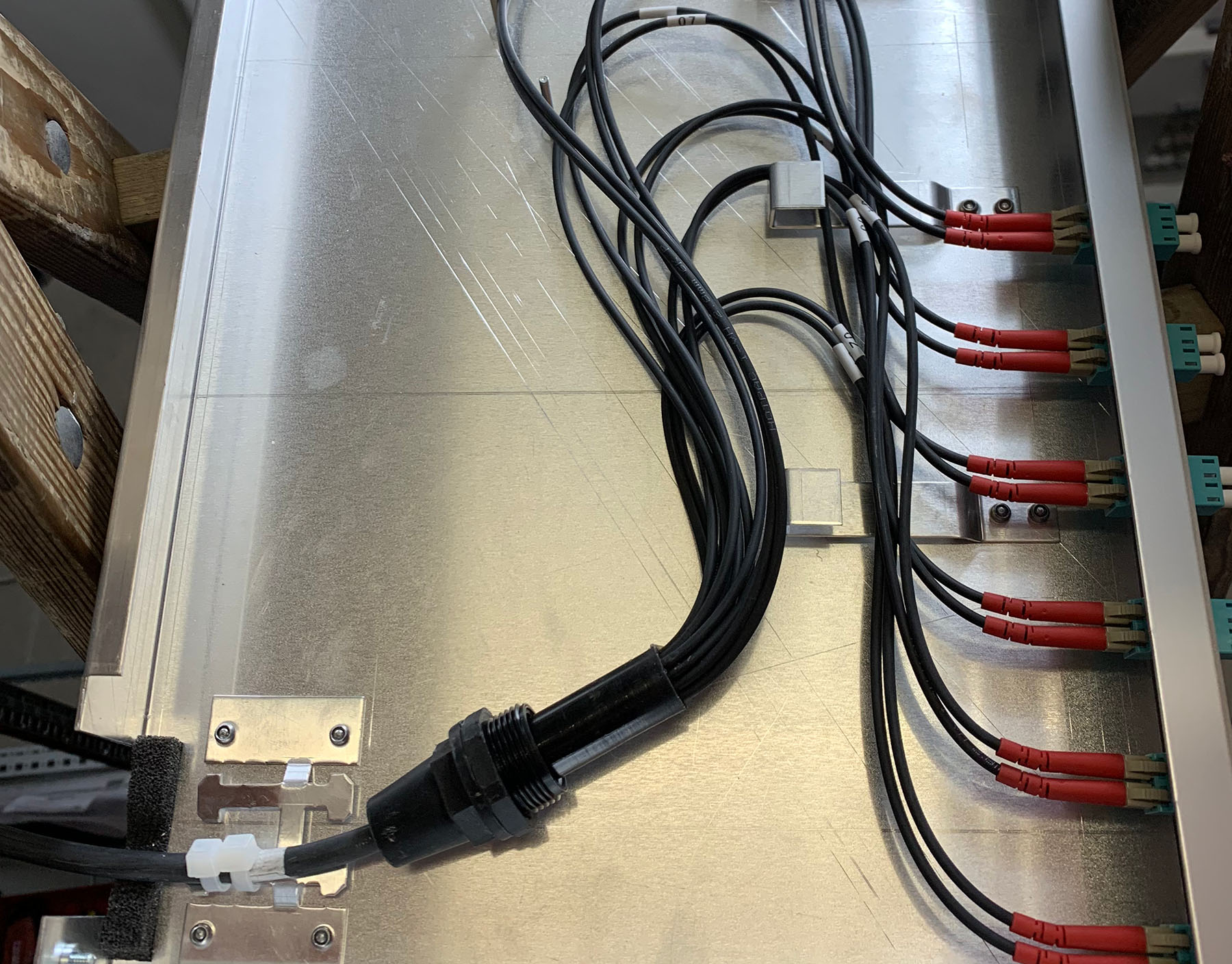 Foto von einer Elektroinstallation mit sehr vielen Kabeln